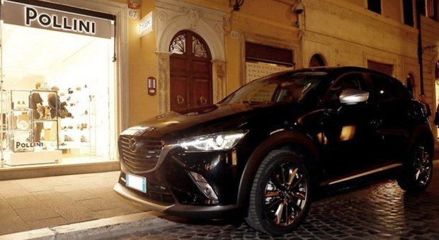 La Mazda CX-3 davanti allo store Pollini in via del Babuino a Roma