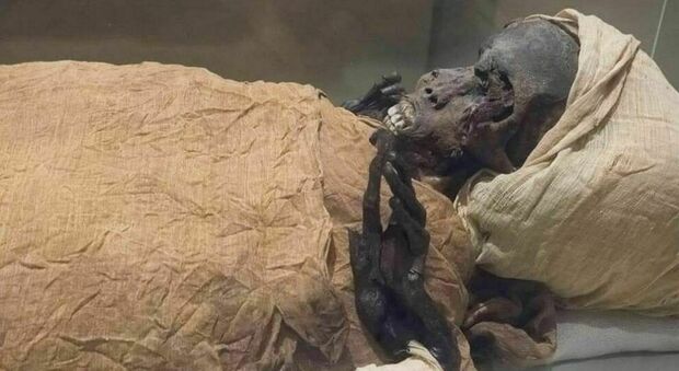 nella foto la Mummia del Faraone tratta dalla Pagina Facebook del Dr. ZAHI HAWASS