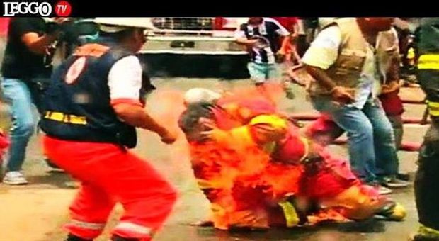 Il pompiere eroe brucia: è una torcia umana. Il commovente ricordo dei colleghi