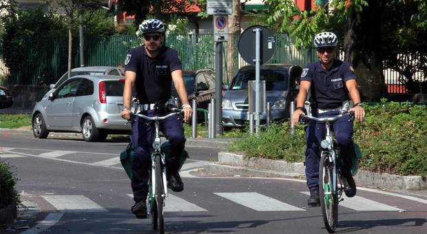 Milano, la carica dei 200 vigili: ufffici mobili e pattugliamenti in bici in 63 rioni