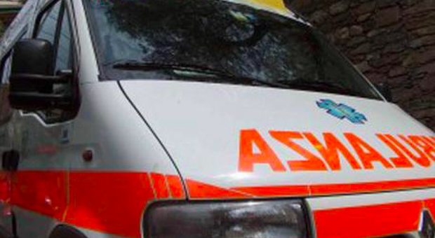 Piacenza, investito da un autobus mentre attraversa la strada: morto 35enne
