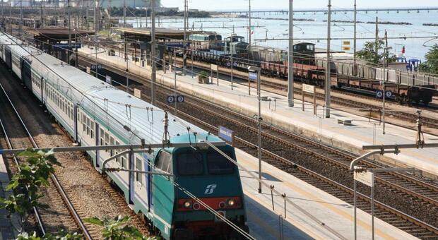 Treni sull’Adriatica, un convoglio merci passerà ogni 8 minuti. Il ministero investe 5 miliardi. Ma ecco qual è il prezzo da pagare per le Marche