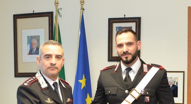 I carabinieri festeggiano la promozione di tre militari. Foto