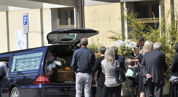 Il corteo funebre arriva ritardo al cimitero: 70 euro di multa alla vedova