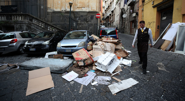 Emergenza rifiuti a Napoli, ma de Magistris rassicura: «Nessuna criticità, Asìa sta facendo un ottimo lavoro»