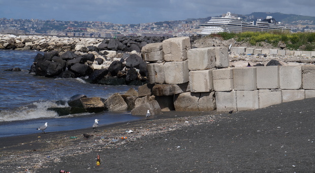 Napoli Est, massi a rischio crollo sulla spiaggia: e l'acqua è di nuovo sporca
