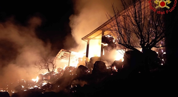 Incendio nella notte a San Severino: le fiamme inceneriscono 4mila quintali di fieno