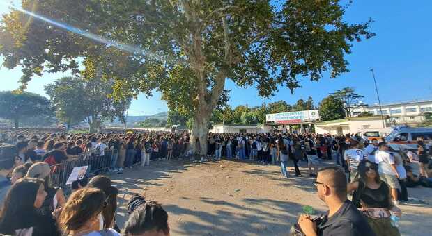 Folla all'esterno per il concerto di Marrakech