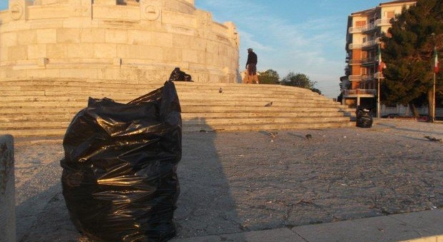 Sacchi di rifiuti e cestini strapieni nella zona del Monumento