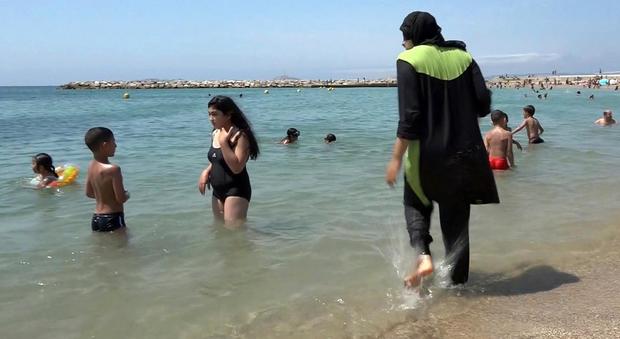 Burkini vietato, multe in spiaggia. Salvini: "Ora anche in Italia"