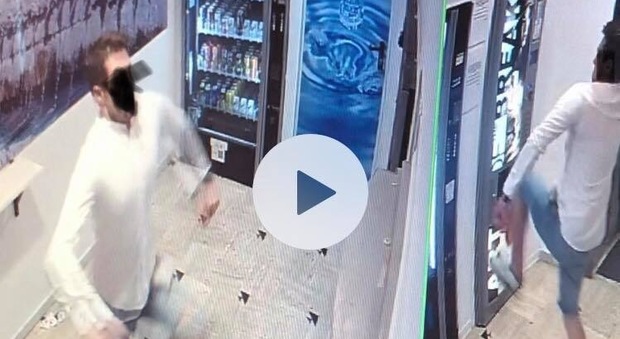 L’Aquila, vandali: danneggiati distributori automatici in Piazza Regina Margherita