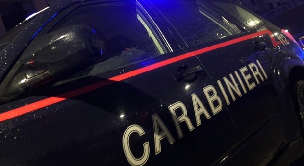 Inseguimento in auto in centro città: i carabinieri sparano due colpi. Preso un 19enne