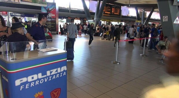 Napoli Centrale, stop ai tassisti abusivi: aspettavano i clienti lungo i binari