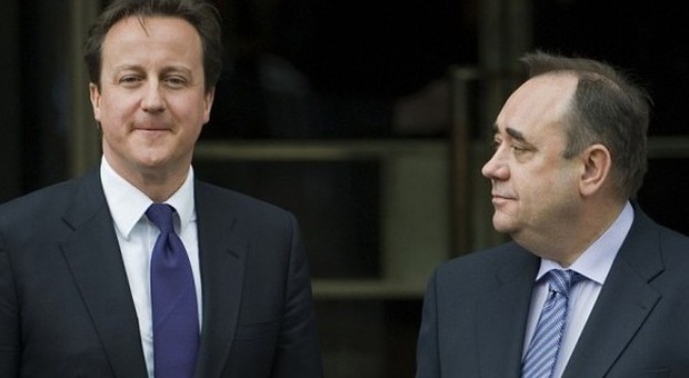 Il primo ministro inglese David Cameron e il premier scozzese Alex Salmond