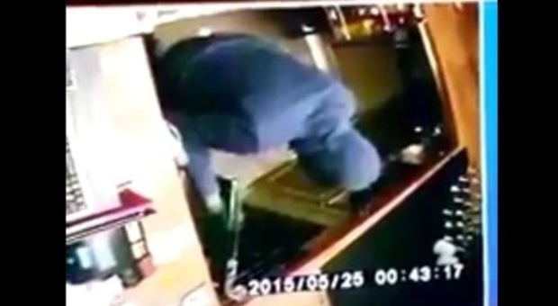 Il ladro in azione ripreso dalle telecamere di sorveglianza