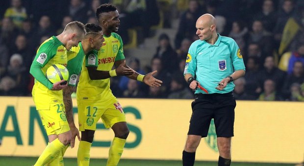 Clamoroso in Nantes-Psg, l'arbitro spinto dal giocatore reagisce e gli dà un calcio