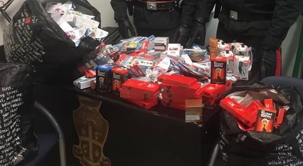 Fermo, hanno in auto 2mila euro di cosmetici, profumi e generi alimentari: per i carabinieri è il bottino di un furto