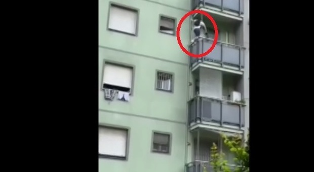 Milano, maxi furto in appartamento: ladro acrobata si arrampica fino al quarto piano e ruba 10mila euro di gioielli