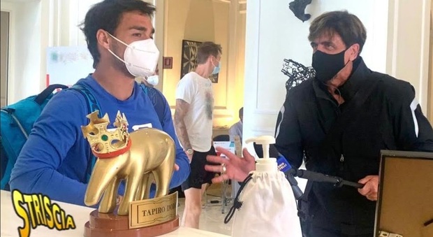 Striscia la notizia, tapiro d'oro con corona per Fabio Fognini: «Almeno un trofeo l’ho vinto »