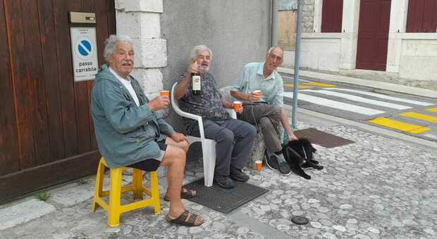 Chiude l'ultimo bar a Dardago, tre clienti affezionati organizzano brindisi di protesta in piazza