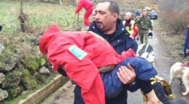 Un soccorritore porta in braccio uno dei bimbi