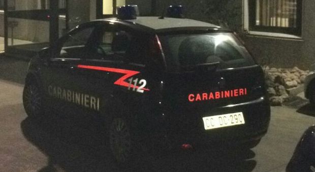Sparatoria a Roma, ferito un 28enne: "I killer erano in moto", l'auto crivellata da decine di proiettili