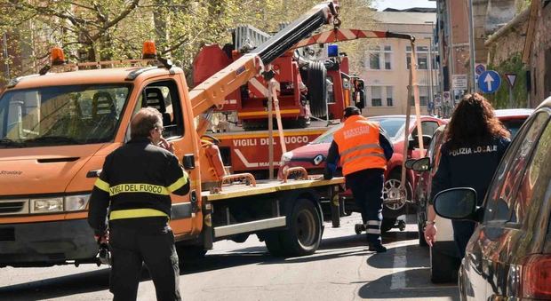 Roma, intrappolati in casa mentre scoppia incendio: salvata dalla polizia famiglia al Casilino