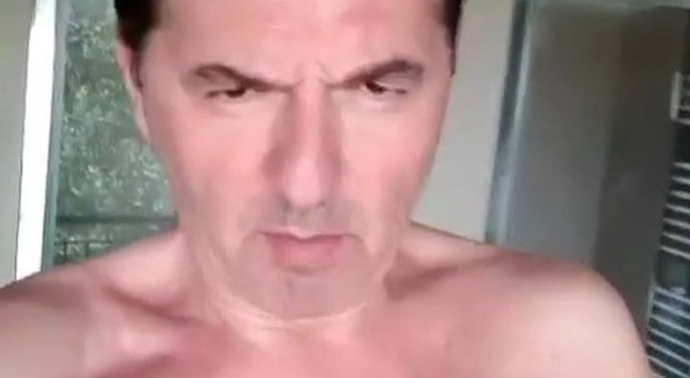 Teo Mammucari nudo per Barbara D'Urso su Instagram: «Beccate 'sto fusto»