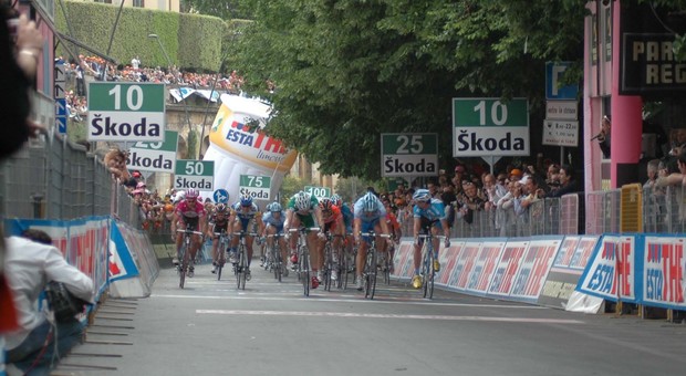 La tappa del Giro d'Italia a Frascati costa troppo: polemiche contro il Comune
