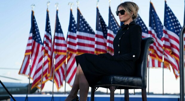 Melania Trump, borsa Hermès e abito Chanel: il look da capogiro (che nasconde un messaggio), ecco quanto è costato
