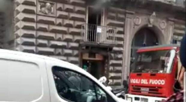 Portici: incendio in un deposito, paura al corso Garibaldi
