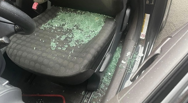 Roma, ladro rompe il vetro di un’auto in frantumi e ruba gli occhiali di Gucci: il furto nel qartiere Esquilino