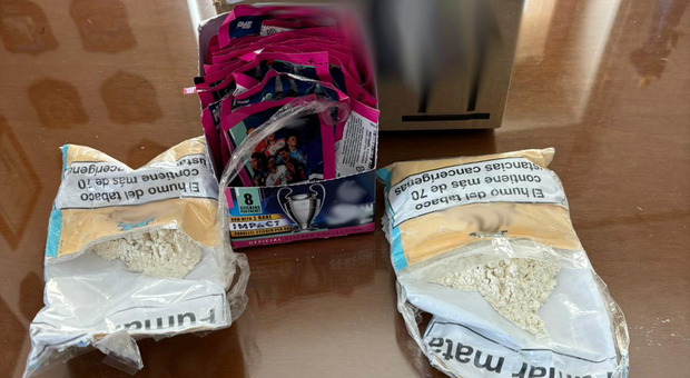 Compra figurine dei calciatori online, nel pacco gli arrivano anche due buste di eroina purissima: valgono migliaia di euro