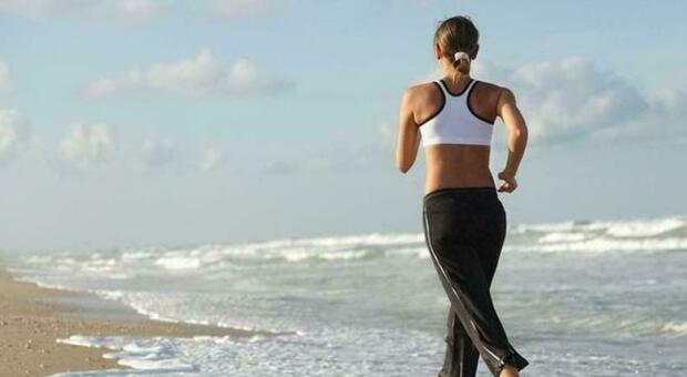 Camminare sulla sabbia è una pratica per chi vuole mantenersi in forma