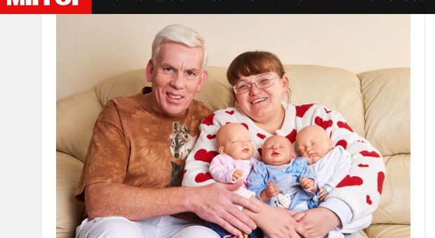 Non può avere figli, adotta tre bambole. "Sono le mie bambine"