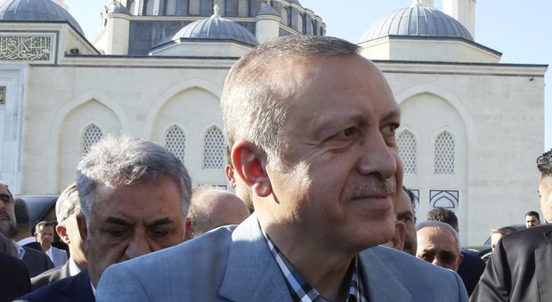 Turchia, lieve malore per Erdogan in moschea: «Grazie a Dio sto bene»
