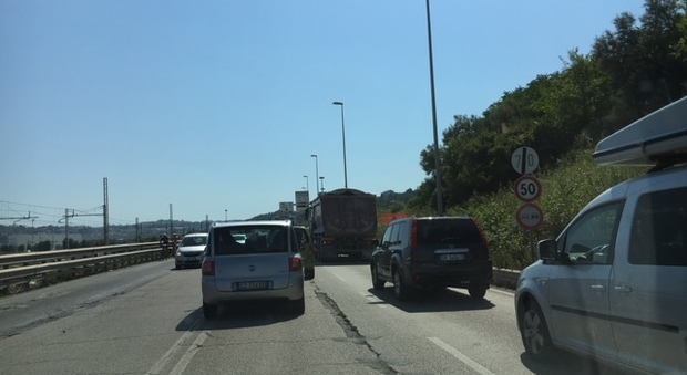 Ancona, camion si ribalta sul bypass Traffico in tilt, file sempre più lunghe