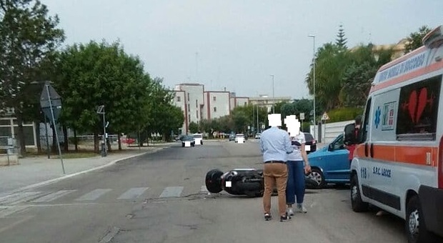Lecce, con la moto contro un'auto lungo viale Aldo Moro: paura per un centauro