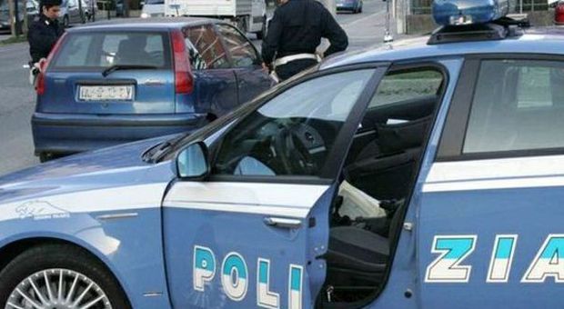 Roma, tocca un'auto con lo sportello, l'altro scende col cric e gli sfascia il parabrezza: 4 arresti