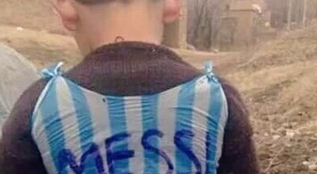 Il piccolo profugo sogna Messi: la maglia è fatta con una busta di plastica -Guarda