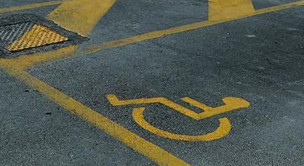 Sosta per invalidi, 4 automobilisti multati: usavano i permessi dei parenti