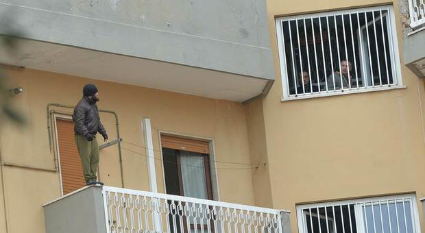 Minaccia di buttarsi da 17 metri, paura a Pescara: l'uomo in bilico sul balcone da 30 ore, di recente aveva cambiato sesso