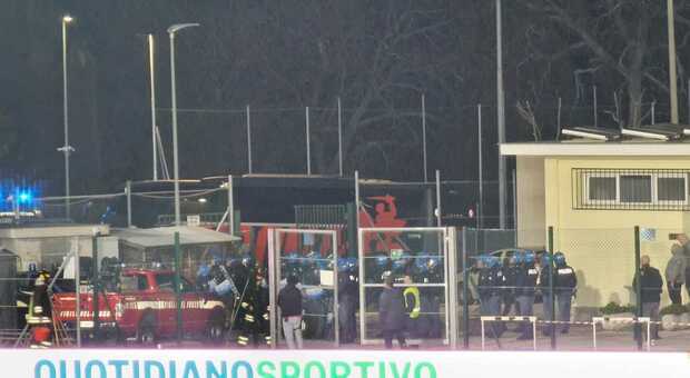 I tifosi dell'Ancona contro tutti, aria tesa nel post-Recanati: calci, pugni e vetri distrutti al pullman di ritorno dalla trasferta