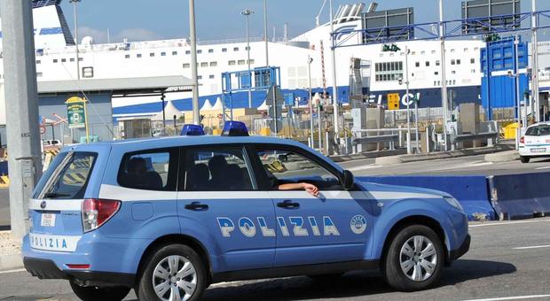 Controlli degli agenti della Polizia di Frontiera al porto di Civitavecchia