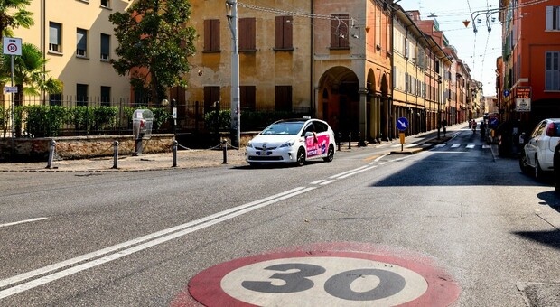 Bologna, limite 30 km orari da oggi in tutta la città. Ma le multe non scatteranno subito. Cosa cambia