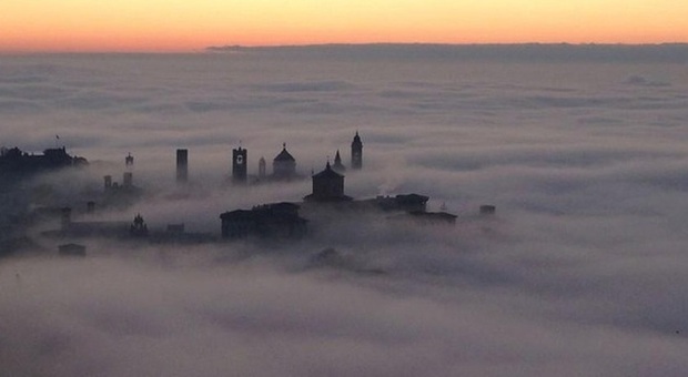 Bergamo ricoperta dalla nebbia