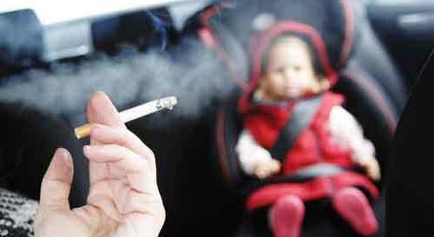 Genitori nei guai per l'abitudine di fumare vicino al figlio neonato