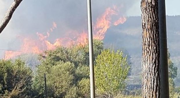Incendio tra Muratella e Ponte Galeria: bloccati i treni per Fiumicino