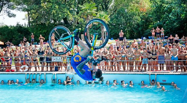 Brumotti, show all'Acquafan: salto mortale con la bici in piscina