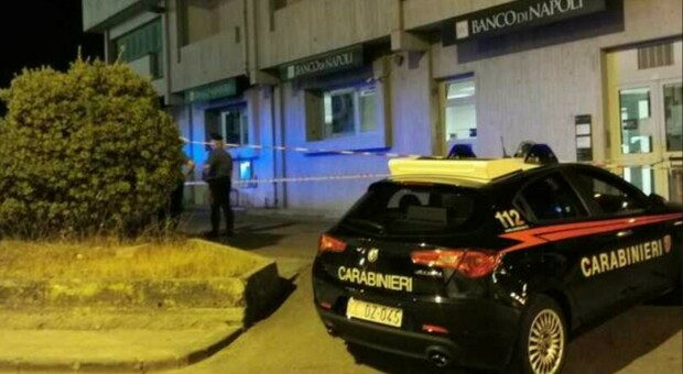 Lecce, uomo rapinato e ucciso di fronte alla moglie mentre prelevava i soldi al bancomat: due colpi di pistola al torace